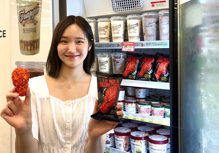 [서울=뉴시스] CU는 해외 Z세대 사이에서 인기인 '스와이시(Swicy)' 트렌드에 맞춰 불닭맛을 입힌 이색 간식 2종을 출시한다고 13일 밝혔다.(사진=BGF리테일 제공) *재판매 및 DB 금지