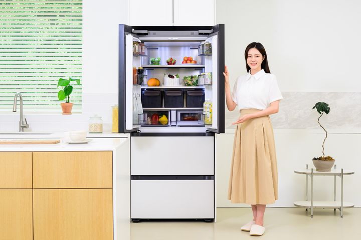 [서울=뉴시스]삼성전자 모델이 '비스포크 AI 김치플러스 키친핏 맥스' 김치냉장고 신제품을 소개하고 있다. (사진=삼성전자 제공) 2025.08.13. photo@newsis.com *재판매 및 DB 금지