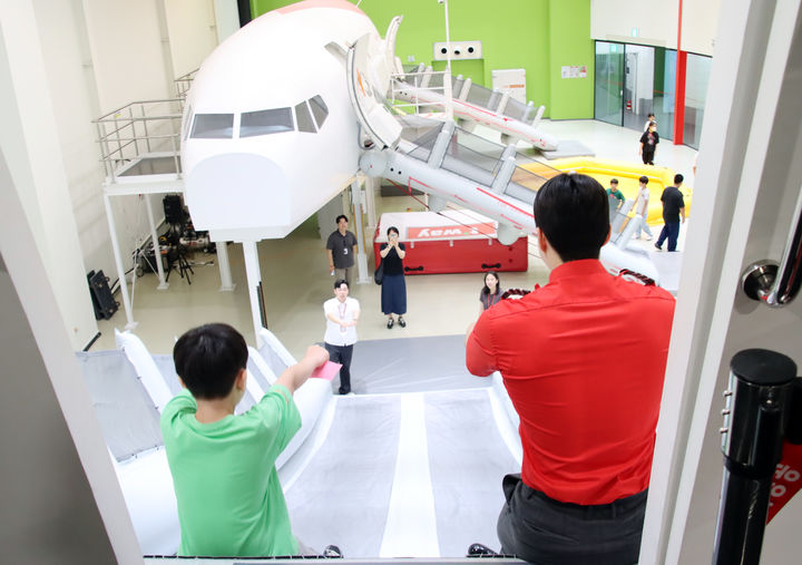 [대구=뉴시스]티웨이항공, 세이브더칠드런과 '크루 클래스' 진행(사진=티웨이항공 항공) photo@newsis.com *재판매 및 DB 금지