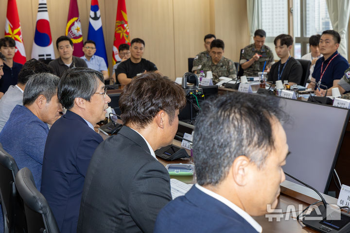 [서울=뉴시스]KT가 국방부와 '국방 5G 인프라 구축 사업'의 착수보고회를 열고, 총 207억원 규모의 첨단 국방 통신 인프라 구축에 본격 돌입한다고 13일 밝혔다. 사진은 KT와 국방부, 한국지능정보사회진흥원(NIA) 주요 관계자가 참석해 사업 착수보고회를 진행하는 모습. (사진=KT 제공)