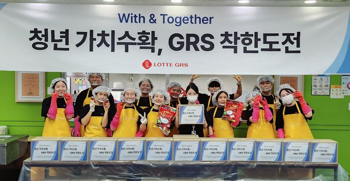 [서울=뉴시스] 롯데GRS 임직원들이 금천구 청담노인복지센터에서 김장봉사를 진행한 모습. (사진=롯데GRS 제공) *재판매 및 DB 금지
