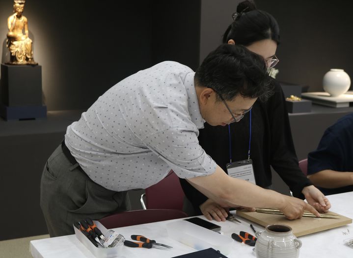 [서울=뉴시스] 국립중앙박물관 뮤지엄 아카데미 전시품 설치 연출 (사진 =국립중앙박물관 제공)2 025.08.13. photo@newsis.com *재판매 및 DB 금지