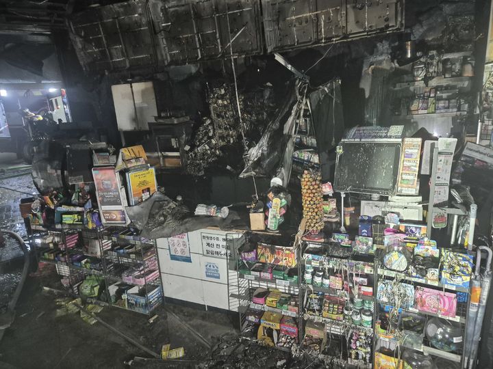 [당진=뉴시스] 13일 오전 3시13분께 충남 당진시 신평면 거산리의 한 편의점에서 불이 나 15분만에 꺼졌다. (사진=당진소방서 제공) 2025.08.13. photo@newsis.com *재판매 및 DB 금지
