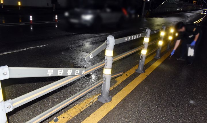 [부산=뉴시스] 부산 영도구 부산대교 보행자 교통 사망사고 현장. (사진=부산경찰청 제공) 2025.08.13. photo@newsis.com&nbsp; *재판매 및 DB 금지