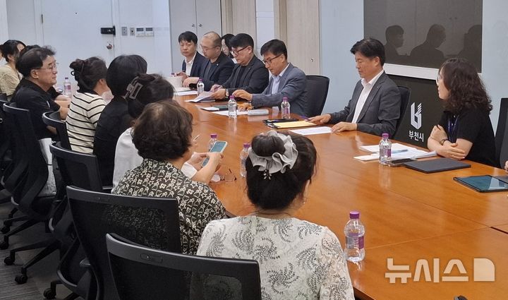 [부천=뉴시스] 정일형 기자 = 조용익 부천시장(윗줄 오른쪽 두번째)이 12일 ‘부천원미 도심복합사업’과 관련 주민들과 간담회를 하고 있다. (사진=부천시 제공)