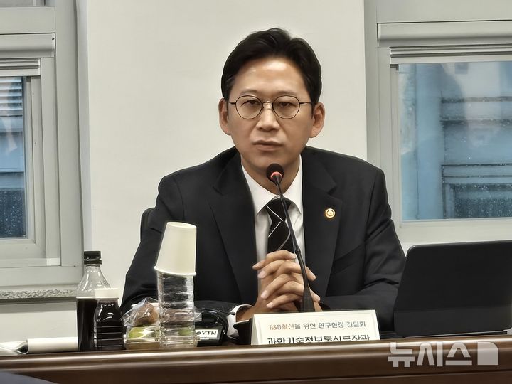 [서울=뉴시스]배경훈 과학기술정보통신부 장관이 13일 서울대학교 반도체공동연구소에서 진행된 'R&D 생태계 혁신을 위한 연구현장 간담회'에서 발언하고 있다. (사진=윤현성 기자)