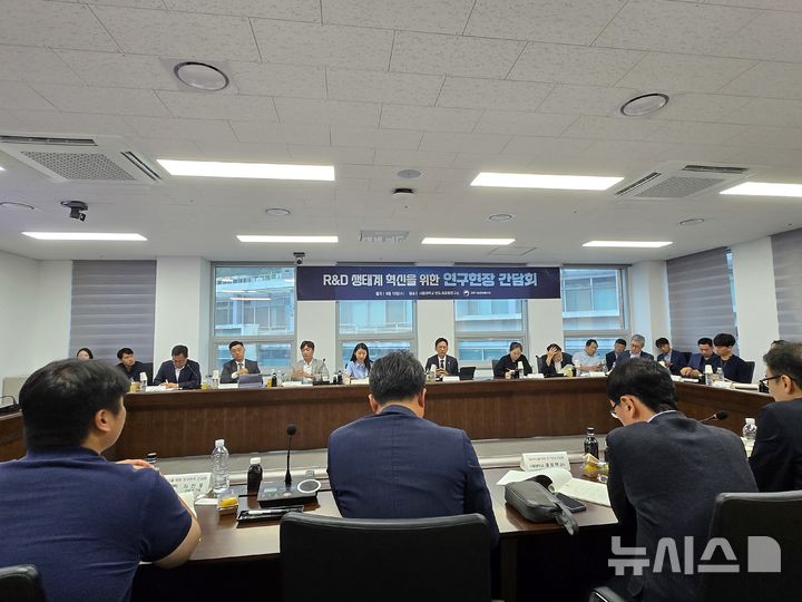 [서울=뉴시스]13일 서울대학교 반도체공동연구소에서 진행된 'R&amp;D 생태계 혁신을 위한 연구현장 간담회'에서 배경훈 과학기술정보통신부 장관과 청년연구자, 학생, 교수, 기업 관계자 등 참석자들이 논의를 진행하고 있다. (사진=윤현성 기자)