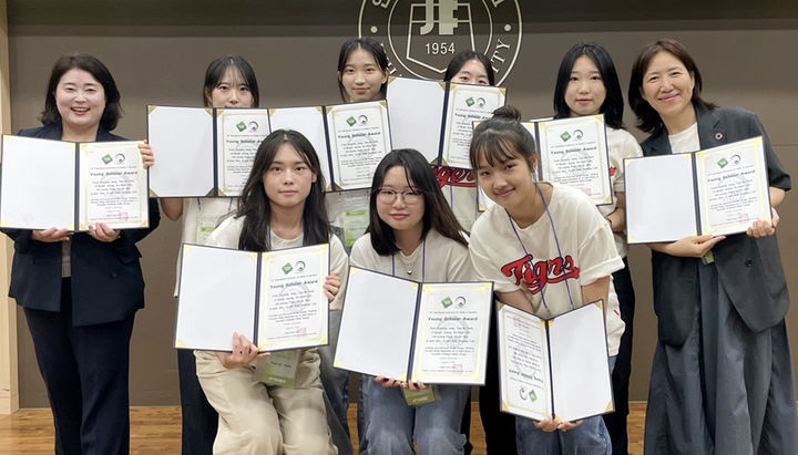 [광주=뉴시스] 제23회 국제교육미디어컨퍼런스에서 젊은 연구자상을 수상한 호남대 간호학과 동아리 '오다가다' 학생들과 지도교수. (사진=호남대 제공) photo@newsis.com *재판매 및 DB 금지