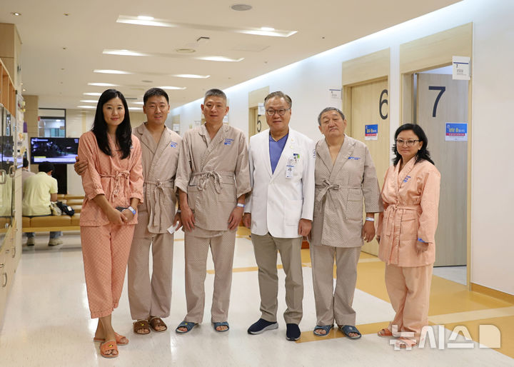 [부천=뉴시스]최봉설 지사의 외고손녀 옘 예카테리나 씨 부부(맨 왼쪽부터)와 순천향대 부천병원 문종호 병원장, 채성룡 지사의 외증손자 김올렉 씨 부부. (사진=순천향대 부천병원 제공)