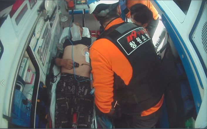 [창원=뉴시스] 강경국 기자 = 지난 8일 경남 창원시 마산합포구 구산면에서 50대 남성이 벌에 쏘여 119구조대의 응급처치를 받으며 이송되고 있다. (사진=창원시청 제공). 2025.08.13. photo@newsis.com *재판매 및 DB 금지