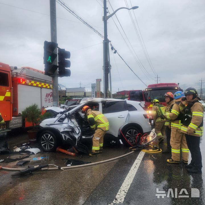 [포천=뉴시스] 포천 교통사고 현장. (사진=경기도북부소방재난본부 제공) 2025.08.13. photo@newsis.com