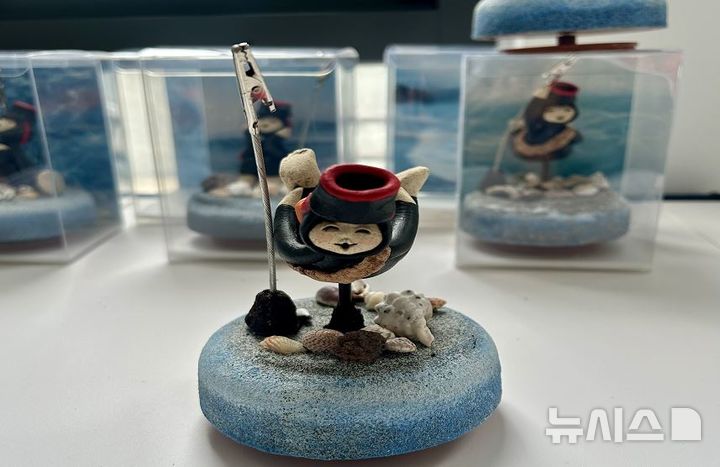 [제주=뉴시스] 제주를 대표하는 해녀 문화를 소재로 한 '해녀 오르골'이 제28회 제주특별자치도 관광기념품 공모전에서 대상을 차지했다. 제주도와 도관광협회는 13일 도청 삼다홀에서 공모전 시상식을 개최한다. 사진은 대상 수상작인 '해녀 오르골' 모습. (사진=제주도 제공) 2025.08.13. photo@newsis.com *재판매 및 DB 금지