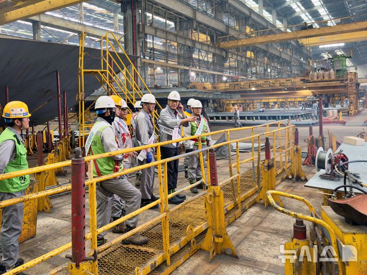 [창원=뉴시스]경남 창원시 진해구 케이조선은 지난 12일 선각 공장에서 김찬 대표이사 주관으로 현장 안전점검을 실시했다.(사진=케이조선 제공) 2025.08.13. photo@newsis.com