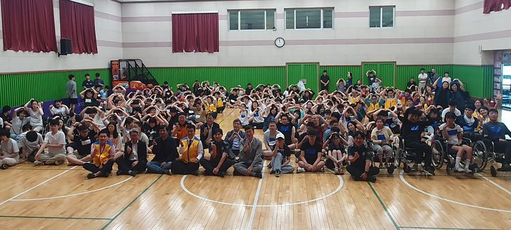 [안산=뉴시스]이민근 안산시장(사진 앞 줄 가운데)이 12일 안산시 상록구 한국선진학교 강당에서 열린 '제2회 성인발달장애인 같이, 가치 체육대회'에서 참석자들과 기념촬영을 하고 있다.(사진=안산시 제공)2025.08.13.photo@newsis.com *재판매 및 DB 금지