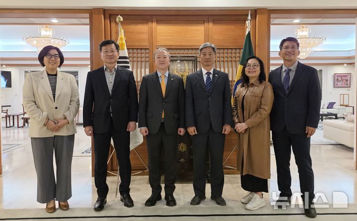 [전주=뉴시스]윤난슬 기자 = 전북대학교가 브라질의 핵심 대학과 정부, 산업체와 손잡고 국방·항공우주 분야 연구개발과 인재 양성에 나선다. 사진은 주브라질 대한민국대사관 방문 후 기념촬영 모습. (사진=전북대 제공) photo@newsis.com 