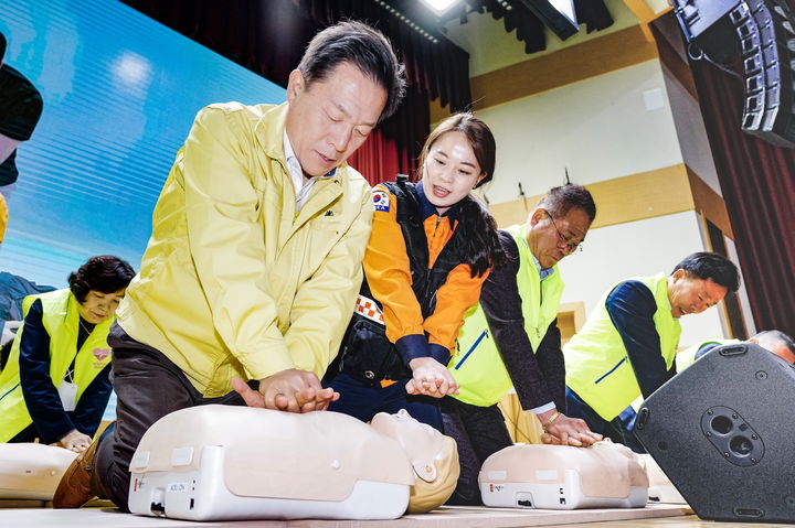 [수원=뉴시스] 이재준 수원시장이 시민들과 함께 새빛안전지킴이 교육에 참여해 심폐소생술 실습을 하고 있다. (사진=수원시 제공) 2025.08.13. photo@newsis.com *재판매 및 DB 금지
