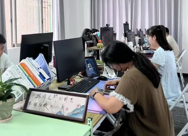 11일(현지시각) 영국 BBC에 따르면 중국 청년 실업률이 14%를 웃도는 상황에서 집에만 머무는 대신 하루 30위안(한화 약 4200원)을 내고 출근 분위기를 제공하는 모의 사무실을 찾는 청년이 증가하고 있다. 이른바 ‘가짜 직장’은 상하이, 난징, 우한 등 주요 도시로 확산했으며 외형상 일반 사무실과 다르지 않다. (사진=BBC 제공) *재판매 및 DB 금지