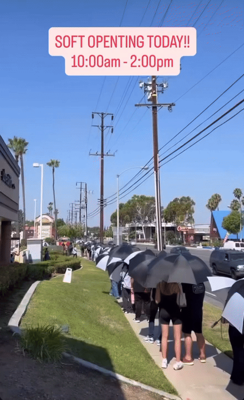 [서울=뉴시스] 롯데리아 미국 풀러턴 매장에 줄을 선 고객들의 모습. *재판매 및 DB 금지