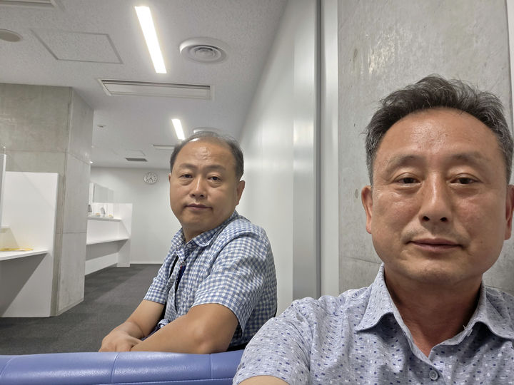 [광주=뉴시스] 이국언(오른쪽) 일제강제동원시민모임 이사장이 지난 7일 오후 일본 나리타공항 조사실에 억류돼있다. (사진 = 이국언 이사장 제공) 2025.08.13. photo@newsis.com *재판매 및 DB 금지