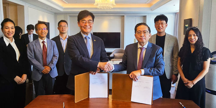 [인천=뉴시스] 조명우 인하대 총장(사진 왼쪽에서 네 번째)과 트란 킴 쭝(Tran Kim Chung) CT 그룹 이사회 의장(왼쪽에서 다섯 번째)이 업무협약 기념사진을 촬영하고 있다. (사진=인하대 제공) 2025.08.13. photo@newsis.com *재판매 및 DB 금지