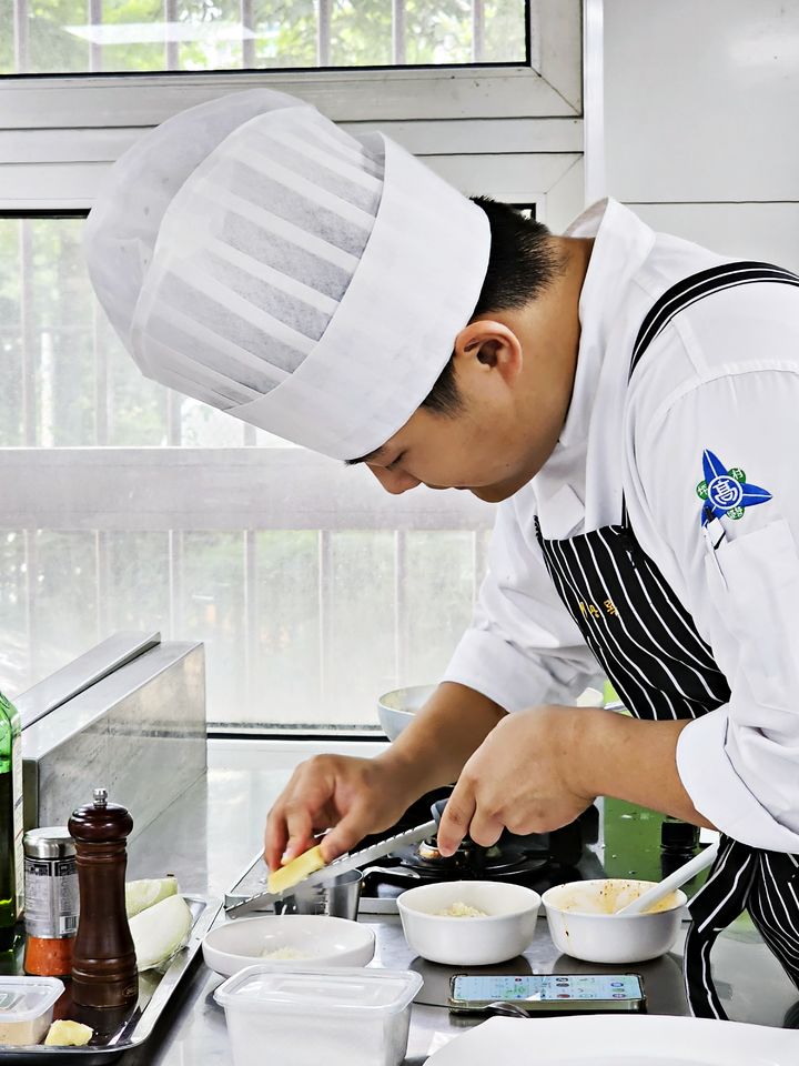 [안양=뉴시스] 평촌경영고 등 특성화고 학생들이 호텔 시즌별 프로모션 기획 프로젝트에서 비수기 신메뉴 개발을 위한 조리 실습을 하고 있다. 이들이 개발한 음료 레시피는 실제 호텔에서 판매해도 손색없을 정도의 완성도를 보였다는 평가를 받았다. (사진=안양과천교육지원청 제공) 2025.08.13. photo@newsis.com *재판매 및 DB 금지