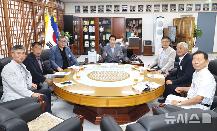 [전주=뉴시스]윤난슬 기자 = 전북 전주시의회는 남관우 의장이 전주시재향군인회와 간담회를 갖고 국가안보 의식 함양과 재향군인회의 안정적 활동 지원 방안을 논의했다고 13일 밝혔다. (사진=전주시의회 제공) photo@newsis.com 