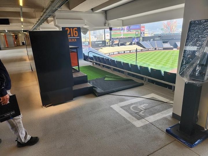 [대전=뉴시스]한화생명볼파크 장애인석을 가린 카펫을 걷어내자 장애인석 표식이 드러나 보이고 있다. (사진=대전시 제공) 2025. 08. 13 photo@newsis.com *재판매 및 DB 금지