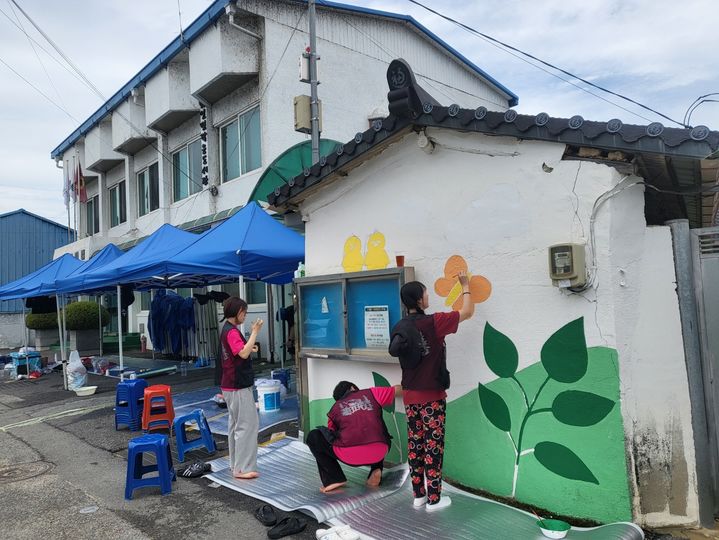 [대전=뉴시스] 충남 금산군에서 벽화그리기 봉사활동을 하고 있는 국립한밭대 학생들. (사진=국립한밭대 제공) 2025.08.13. photo@newsis.com *재판매 및 DB 금지