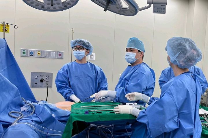 [부산=뉴시스] 센텀종합병원 간담췌외과 노영훈(가운데) 과장팀이 수술을 진행하고 있는 모습.(사진=부산시 제공) 2025.08.13. photo@newsis.com *재판매 및 DB 금지