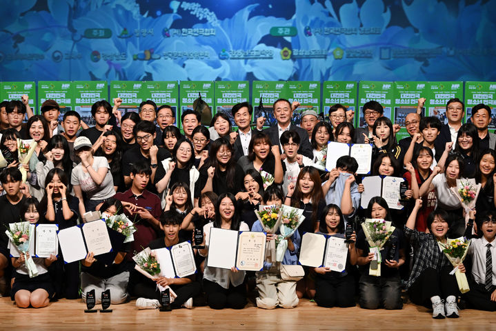 [밀양=뉴시스] 제29회 대한민국청소년연극제 폐막식 기념 촬영을 하고 있다. (사진=밀양시 제공) 2025.08.13. photo@newsis.com *재판매 및 DB 금지