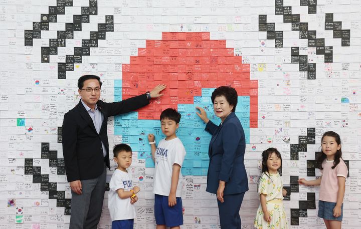 [대전=뉴시스] 박희조 대전 동구청장이 광복절 메시지를 붙이며 대형 태극기를 완성하고 있다. (사진=동구청 제공) 2025.08.13. photo@newsis.com *재판매 및 DB 금지