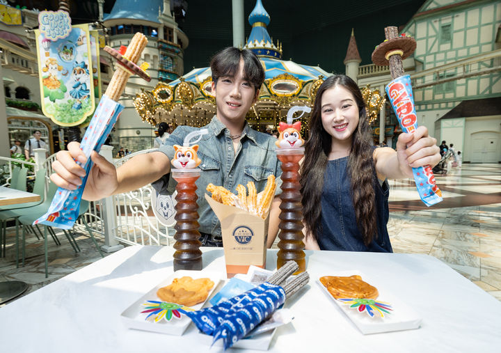 모델들이 롯데월드 어드벤처 식음 메뉴들을 소개하는 모습 (사진=롯데월드) *재판매 및 DB 금지