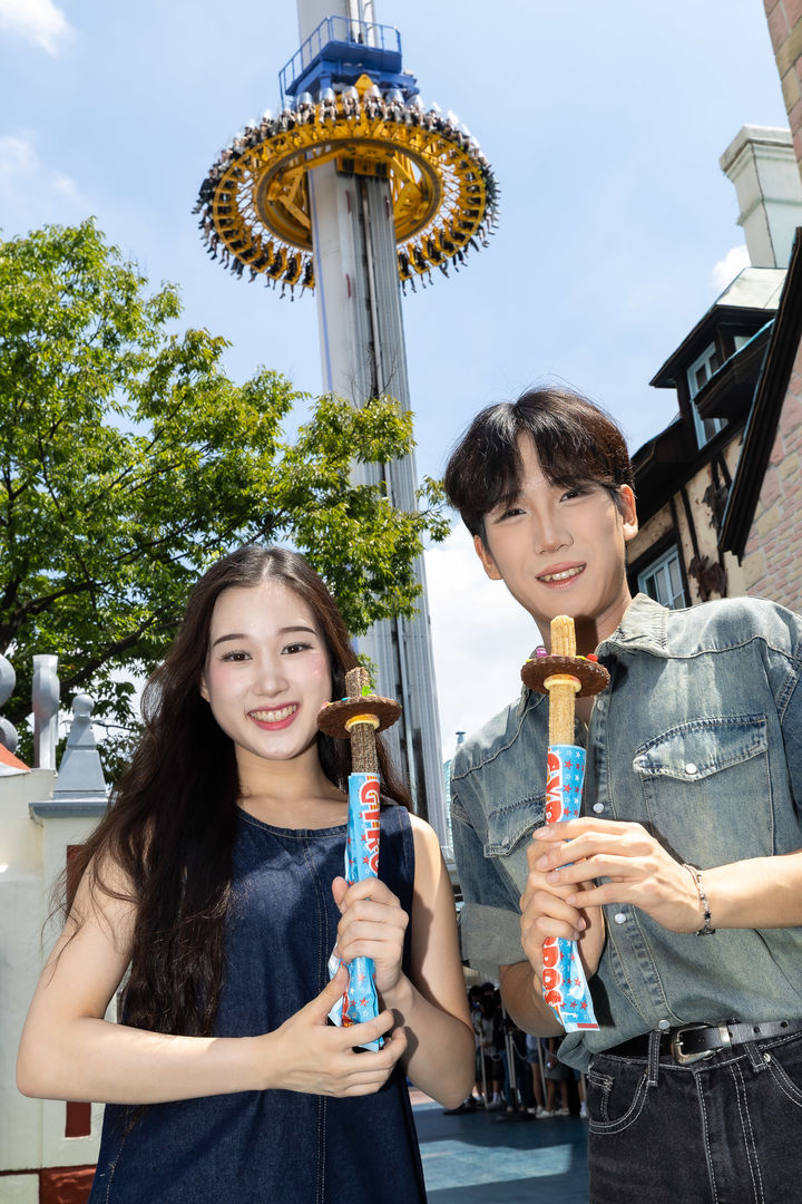 롯데월드 어드벤처 '자이로 드롭' 앞에서 '자이로 추로스'를 든 모델들 (사진=롯데월드) *재판매 및 DB 금지