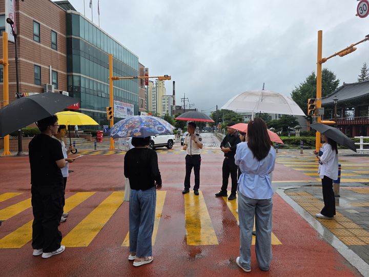 [함양=뉴시스] 함양초 어린이보호구역 점검 (사진=함양군 제공) 2025. 08. 13. photo@newsis.com *재판매 및 DB 금지