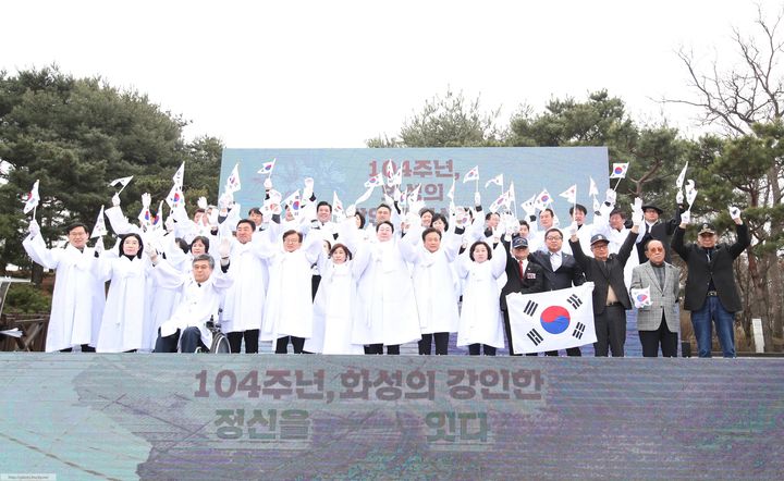 [화성=뉴시스] 정명근 화성특례시장이 2025년 3월1일 3.1 운동 기념행사에서 만세삼창을 하고 있다.(사진=화성시 제공02025.08.13.photo@newsis.com *재판매 및 DB 금지