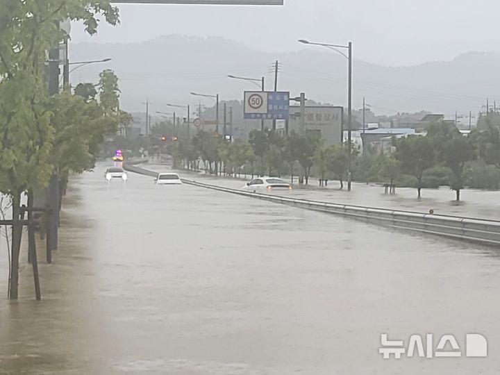 [양주=뉴시스] 양주시 만송동 도로 침수 현장. (사진=경기도북부소방재난본부 제공) 2025.08.13 photo@newsis.com