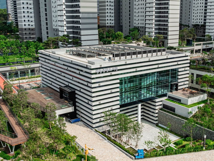 [서울=뉴시스] 강동중앙도서관 전경. 2025.08.13. (사진=강동구 제공) *재판매 및 DB 금지