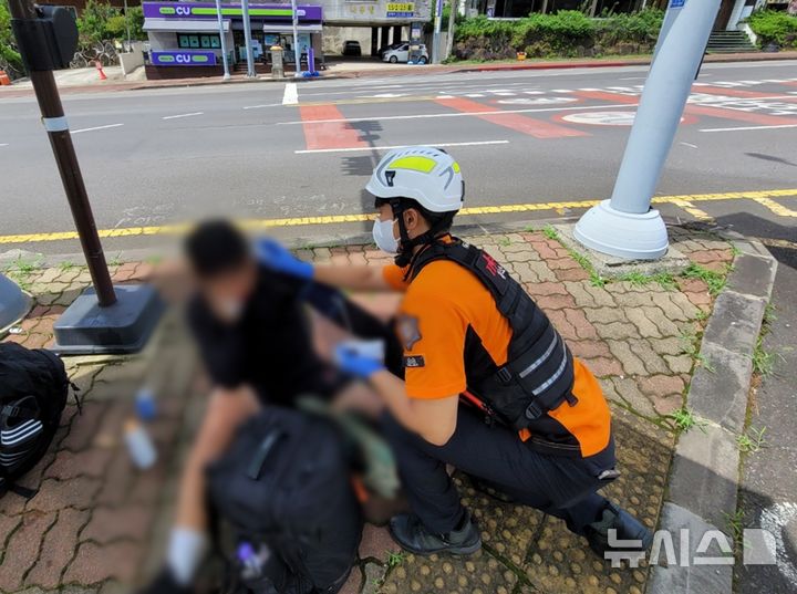 [제주=뉴시스] 폭염주의복 발효 중인 13일 오후 서귀포시 안덕면에서 온열질환 환자가 발생해 소방당국이 응급처치에 나서고 있다. (사진=제주소방안전본부 제공) 2025.08.13. photo@newsis.com 