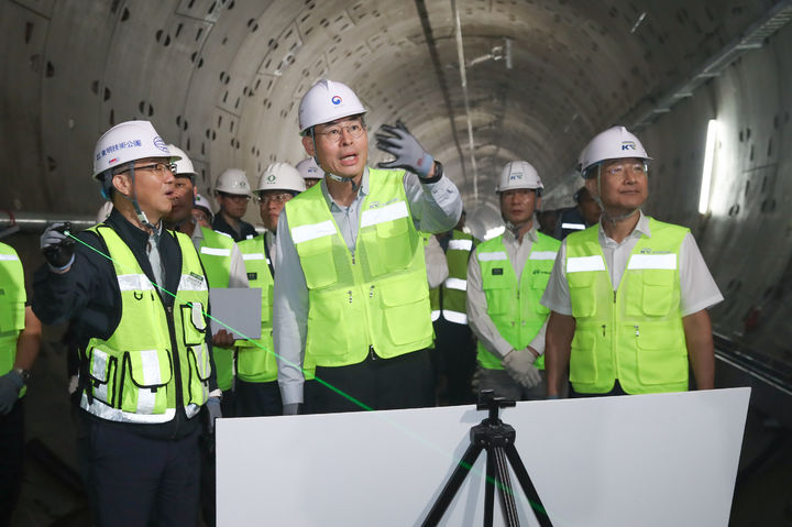 [서울=뉴시스]강희업 국토교통부 2차관이 13일 부전마산 복선전철 공사 현장을 방문해 복구공사와 잔여 공정 현황을 점검하고 있다. 2025.08.12. (사진=국토부 제공) photo@newsis.com *재판매 및 DB 금지
