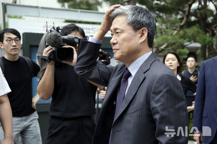 [서울=뉴시스] 최동준 기자 = 김성수 전 카카오엔터테인먼트 대표가 11일 서울 양천구 서울남부지방법원에서 열린 SM 시세조종 혐의 공판을 마치고 법원을 나서고 있다. 2024.09.11. photocdj@newsis.com *재판매 및 DB 금지