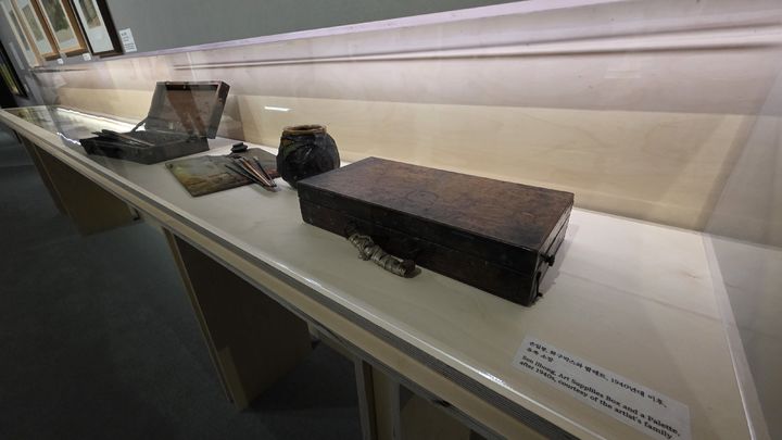 [사진=박현주 미술전문기자] '향수(鄕愁), 고향을 그리다' 전시에 선보인 손일봉의 화구함. *재판매 및 DB 금지