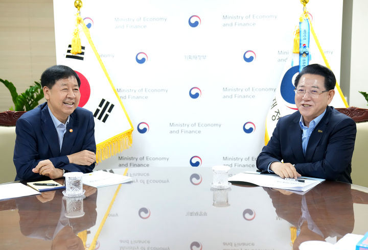 [무안=뉴시스] 김영록 전남지사가 13일 오전 정부서울청사에서 구윤철 경제부총리 겸 기획재정부 장관과 면담을 갖고 전남도 핵심 사업 해결을 위한 건의 및 협조를 요청하고 있다. (사진 제공 = 전남도). 2025.08.13. photo@newsis.com *재판매 및 DB 금지
