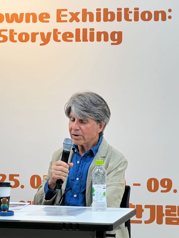 [서울=뉴시스] 그림책 작가 앤서니 브라운이 13일 서울 서초구 예술의전당 한가람미술관에서 열린 '앤서니 브라운展:마스터 오브 스토리텔링' 기자간담회에서 발언하고 있다. (사진=아트센터이다 제공) 2025.08.13. photo@newsis.com *재판매 및 DB 금지