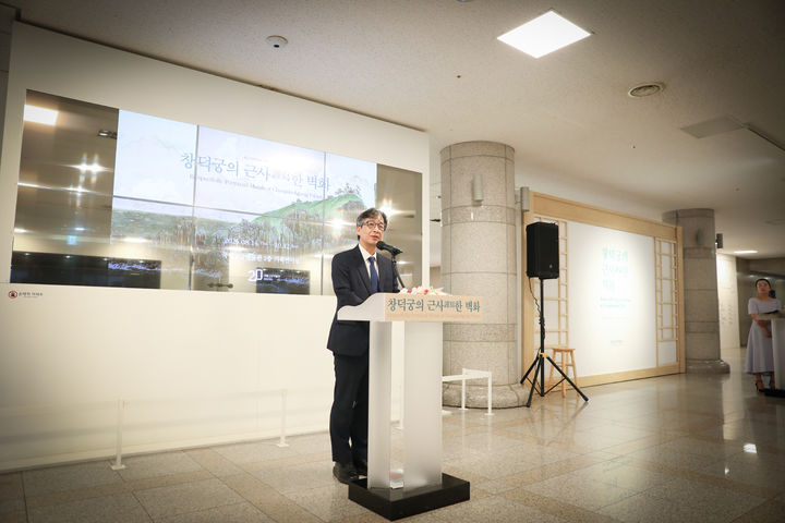 [서울=뉴시스] 특별전 '창덕궁의 근사한 벽화' 전시장에서 인사말하는 정용재 국립고궁박물관장 (사진=국가유산청 제공) 2025.08.13. photo@newsis.com *재판매 및 DB 금지