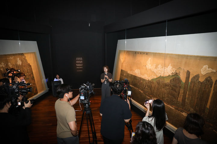 [서울=뉴시스] 특별전 '창덕궁의 근사한 벽화' 전시장 중 '희정당 벽사' 전시관 (사진=국가유산청 제공) 2025.08.13. photo@newsis.com *재판매 및 DB 금지