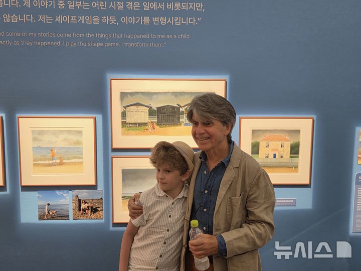 [서울=뉴시스] 조기용 기자 = 그림책 작가 앤서니 브라운이 13일 예술의전당 한가람미술관에서 열린 '앤서니 브라운展:마스터 오브 스토리텔링' 전시를 손자 토비와 관람하고 있다. 2025.08.13. excuseme@newsis.com
