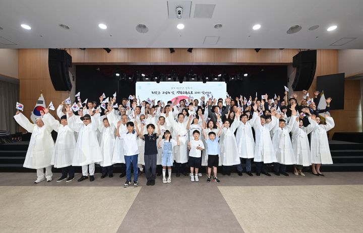 [안동=뉴시스] 13일 경북교육청 웅비관에서 광복 80주년 기념행사가 열리고 있다. 만세삼창. (사진=경북교육청 제공) 2025.08.13. photo@newsis.com *재판매 및 DB 금지