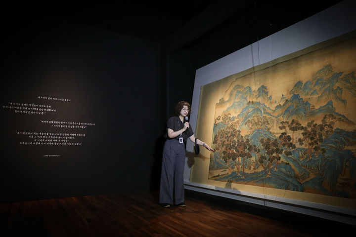 [서울=뉴시스] 특별전 '창덕궁의 근사한 벽화' 전시장 중 '경훈각 벽화' 전시실 (사진=국가유산청 제공) 2025.08.13. photo@newsis.com *재판매 및 DB 금지