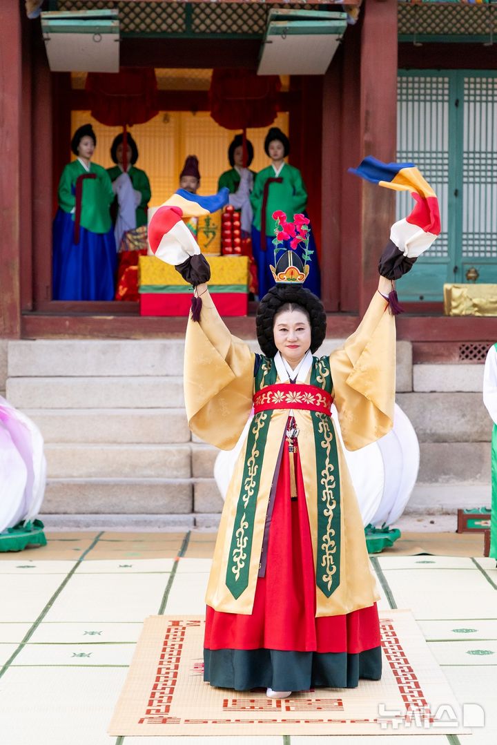 [서울=뉴시스]춘앵전 공연 모습.