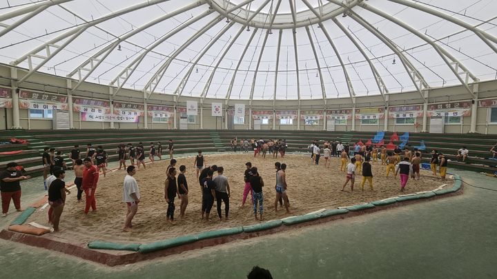 [고성(경남)=뉴시스] 신정철 기자= 경남 고성군은 지난 7월 말부터 8월까지 60여 팀, 700여 명의 전국 각지 다양한 종목의 선수단이 '2025년 하계전지훈련'을 진행 중이라고 13일 밝혔다.사진은 고성군 씨름경기장 모습.(사진=고성군 제공).2025.08.13. photo@newsis.com *재판매 및 DB 금지